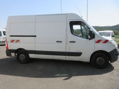 une camionnette blanche garée dans un parking