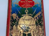 un livre posé sur une table
