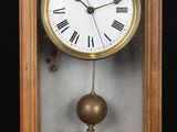 une horloge dans un cadre en bois sur fond noir