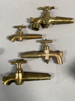 4 robinets de foudre en cuivre.