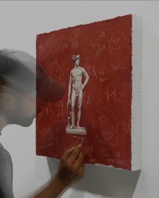 tableau représentant un homme tenant une œuvre d'art sur laquelle figurent des inscriptions