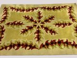 tapis beige à motifs rouges et verts