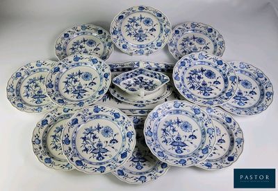 de nombreuses assiettes bleues et blanches disposées ensemble sur une table