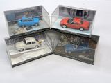 quatre modèles de voitures différents exposés dans une vitrine posée sur un socle blanc