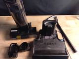 une photo représentant un aspirateur et d'autres objets posés sur une table