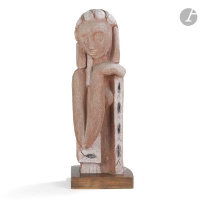 sculpture représentant une femme assise sur une chaise, les mains posées sur les genoux
