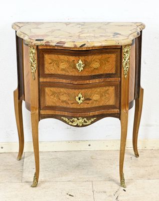 une petite table avec un plateau en marbre