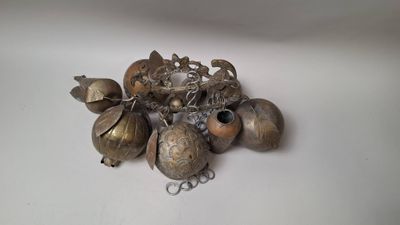 un tas de noix posées sur une table