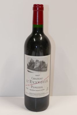 une bouteille de vin posée sur une table