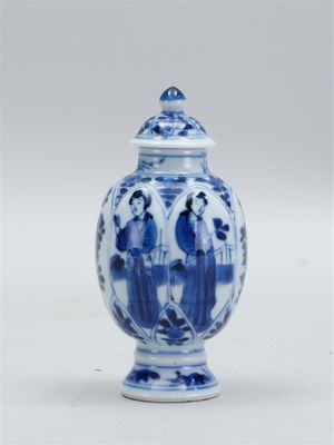 Boite à thé en porcelaine sur pied, décorée de personnages a…
