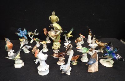 un grand nombre de figurines posées sur une table