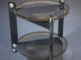 une table en verre surmontée de deux étagères