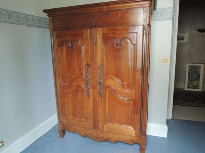 image d'une armoire en bois dans une pièce