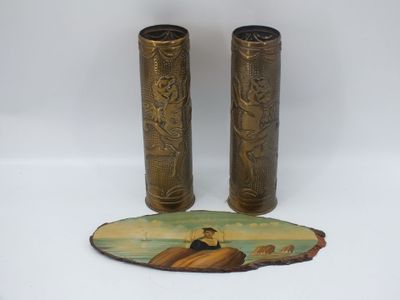 deux vases posés l'un à côté de l'autre sur une table