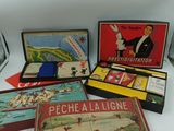 Plusieurs jeux rétro sont exposés sur une surface blanche