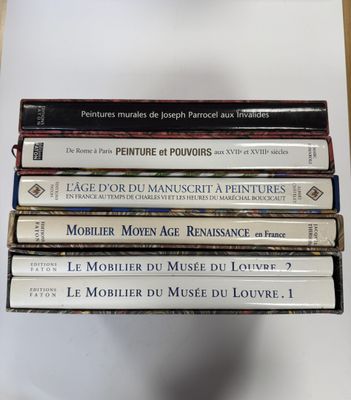 cinq livres empilés sur une table