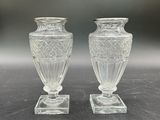 une paire de vases en verre transparent posés sur une table