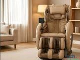 un fauteuil inclinable dans un salon avec une bibliothèque