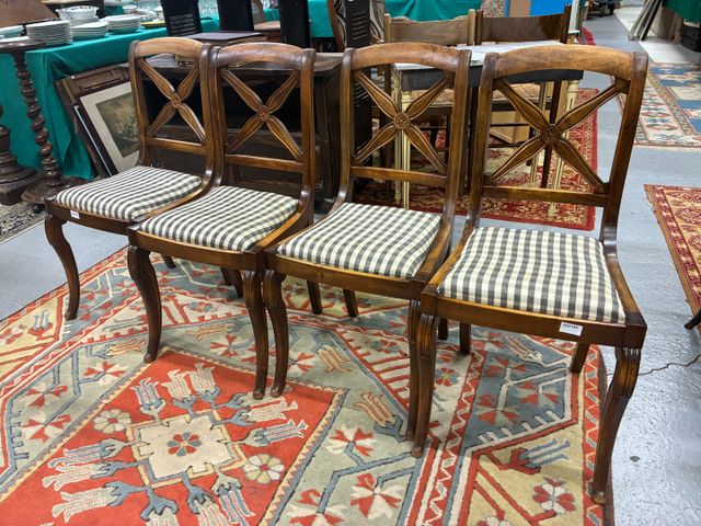 Suite de quatre chaises, assises tissu à carreaux