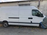 une camionnette blanche garée devant un bâtiment