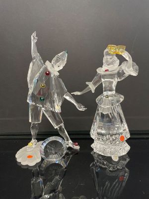 paire de figurines en verre représentant un homme et une femme se tenant la main