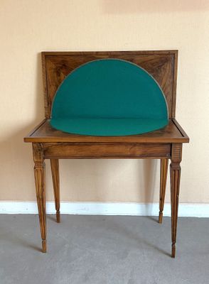 une petite chaise en bois avec un coussin vert dessus