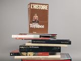 plusieurs livres empilés sur une table