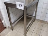 une table sur laquelle est inscrit un numéro, dans des toilettes publiques