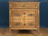 une vieille commode en bois avec un plateau en marbre, posée sur un parquet en bois massif