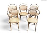 six chaises au dossier en rotin sont disposées en cercle