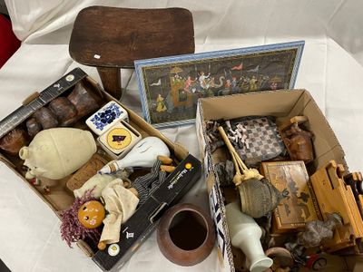 deux boîtes de jouets posées sur une table avec une image