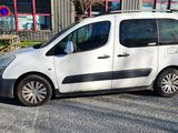une camionnette blanche garée sur le bord de la route