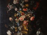 tableau représentant un vase de fleurs posé sur un rebord dans une pièce sombre