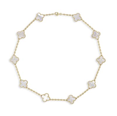 un bracelet en chaîne d'or orné de fleurs en nacre blanche