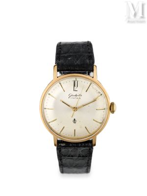 gros plan d'une montre-bracelet en or sur fond blanc