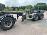 un semi-remorque garé sur le parking