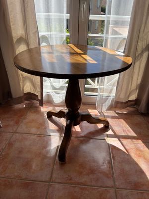 une table placée devant une fenêtre
