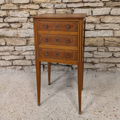 TABLE DE CHEVET en merisier et bois de placage marqueté de filets de b - Photo 1