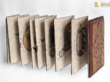 plusieurs vieux livres sont alignés sur une surface blanche