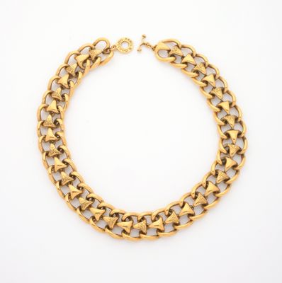 an image of a gold chain bracelet on a white background