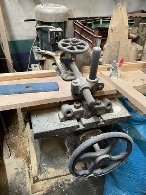 une machine posée sur une table dans une pièce