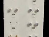 un gros plan sur un présentoir présentant différents types de boucles d'oreilles