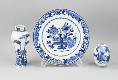 trois vases bleus et blancs et une assiette bleue et blanche