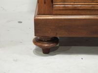 Chiffonnier en merisier mouluré et sculpté, le plateau à dou… (photo 4)