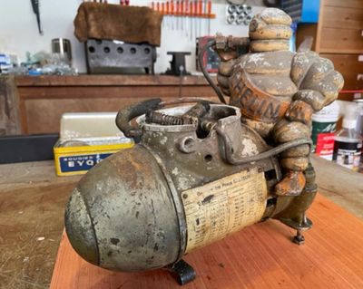 une petite statue en métal représentant un homme à moto