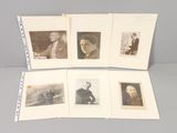 Plusieurs photos d'un homme et d'une femme sont disposées sur une table