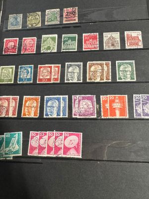 plusieurs types de timbres différents posés sur une table avec un fond noir