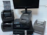de nombreux appareils électroniques posés sur une table