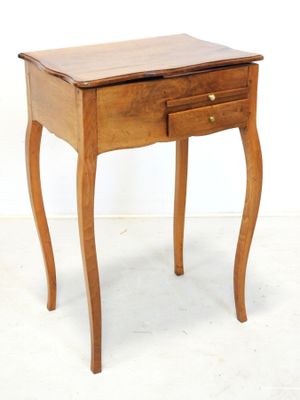 une petite table en bois surmontée d'un tiroir