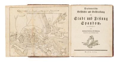 un vieux livre sur lequel figure une carte d'une ville